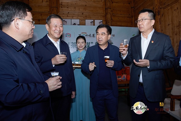 政企攜手、造血振興，華祥苑第一家推出“茶產(chǎn)業(yè)脫貧攻堅(jiān)奔小康”新模式